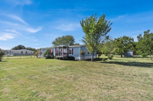 8775 Rodeo Dr, Terrell, TX 75160-7498