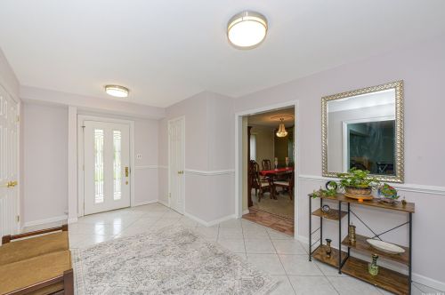 422 Clay Pitts Rd, Elwood, NY 11731-3818