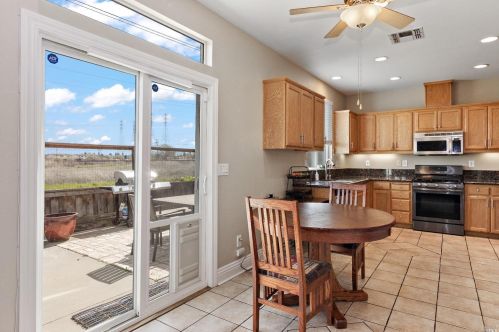 915 Mayport Dr, West Pittsburg CA  94565-4494 exterior