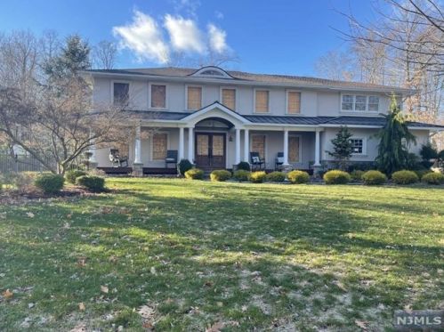 81 Bonnie Way, Allendale, NJ 07401-1127