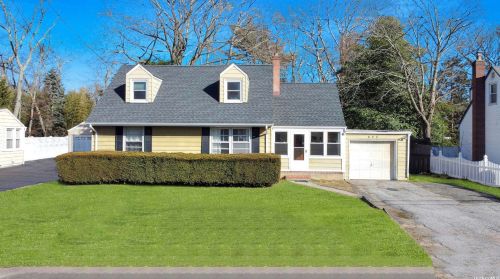 129 Rollstone Ave, West Sayville, NY 11796-1308