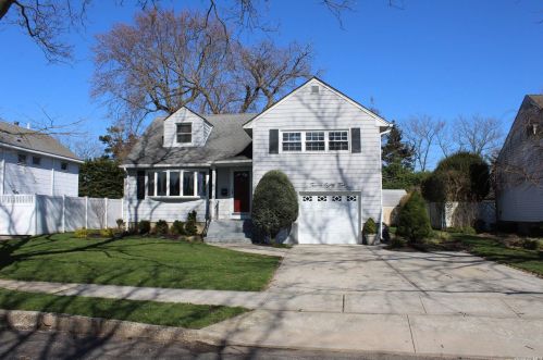 1285 Shaw Pl, Seaford, NY 11783-1748