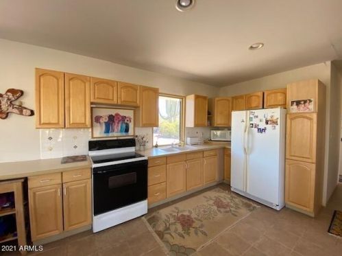 32451 Maggie Mine Rd, Black Canyon City, AZ