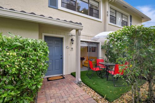 24 Westgate Ln, Boynton Beach, FL 33436-6371
