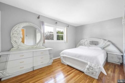 335 Charles St, N Milford NJ  07646-1801 exterior