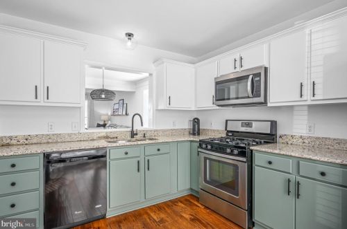 302 Hedgestone Ter, Leesburg VA  20176-4842 exterior