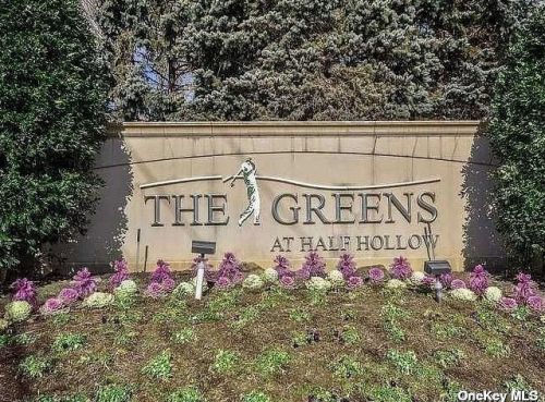 1061 Savoy Dr, Huntington Station NY  11747-5284 exterior