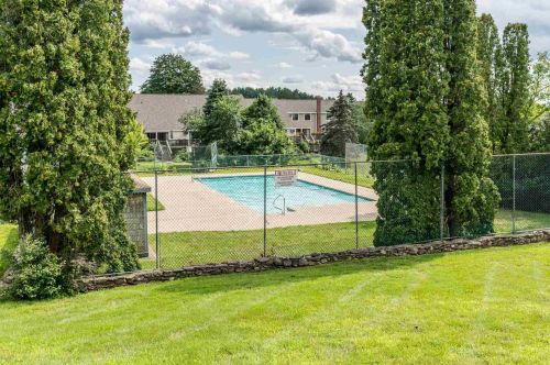 73 Old Nashua Rd, Londonderry NH  03053-3612 exterior