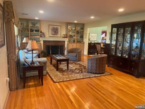 653 Queen Anne Rd, Teaneck, NJ 07666-3319