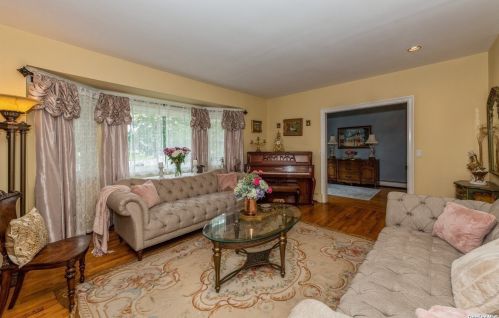 37 Kivy St, Huntington Station NY  11746-2044 exterior