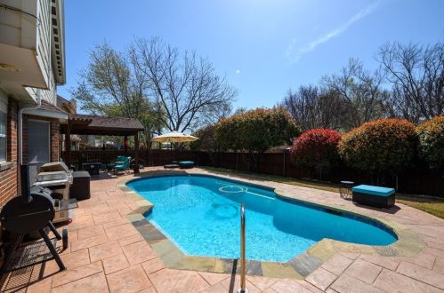 1529 Lindby Dr, Lewisville TX  75028-3624 exterior