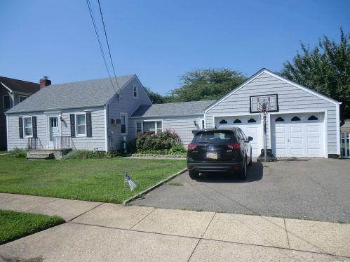 10 Lexington Ave, Bethpage, NY 11714-3108