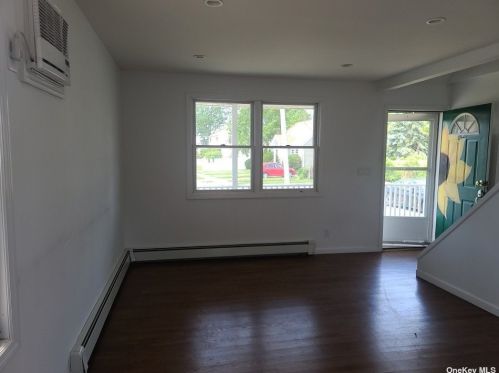 4 Iram Pl, Bethpage NY  11714-2832 exterior