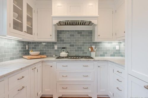 31 Manor Dr, Milford CT  06460-7710 exterior