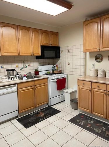 73 Pine Hill Ave, Stamford, CT 06906-1516