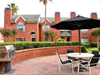 2380 Bering Dr, Houston TX  77057-4742 exterior