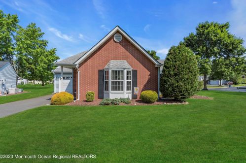 51 Jaffreyton Close, East Freehold, NJ 07728-3841