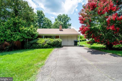 2122 Powhatan St, Falls Church, VA 22043-1910