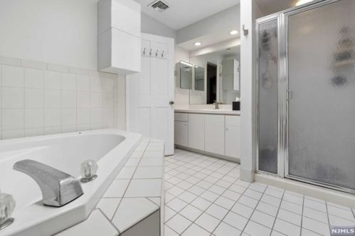 43 Bentley Dr, Franklin Lakes NJ  07417-1941 exterior