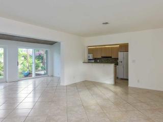 110 10th Ave, Hollywood FL  33019-1534 exterior