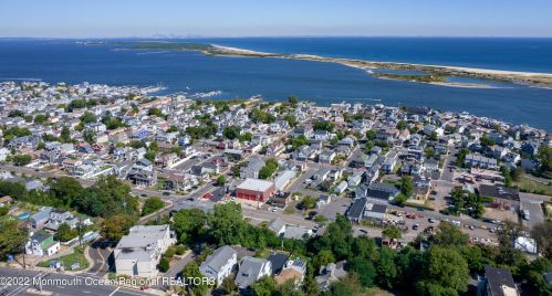 39 Shore Dr, Monmouth Hills NJ  07732-1027 exterior