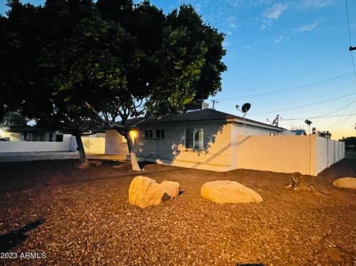 5658 37th Dr, Phoenix AZ  85019-2102 exterior