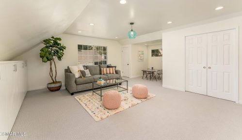 5226 Edgeware Dr, Calabasas CA  91301-2319 exterior