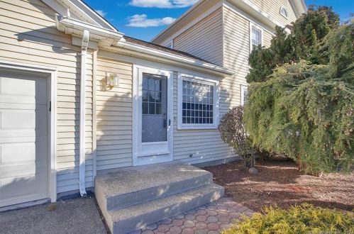 225 Highcrest Rd, Hartford, CT 06109-4035