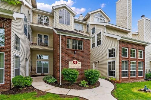 166 Carriage Crossing Ln, Middletown, CT 06457-5833