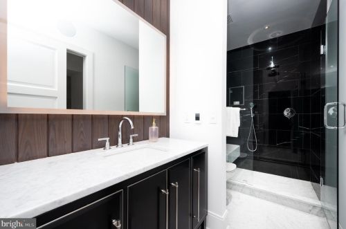 3302 Cleveland Ave, Washington DC 20008-3456 exterior