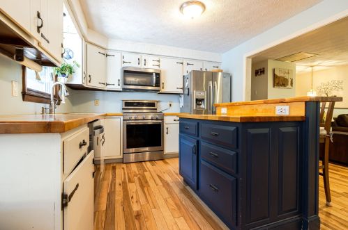 126 Mammoth Rd, Londonderry, NH 03053-3653