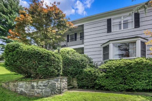 196 Nanny Hagen Rd, Thornwood, NY 10594-2106
