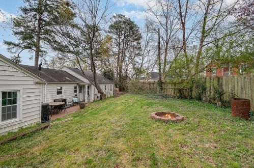 1701 Friendly Ave, Greensboro NC  27403-1238 exterior