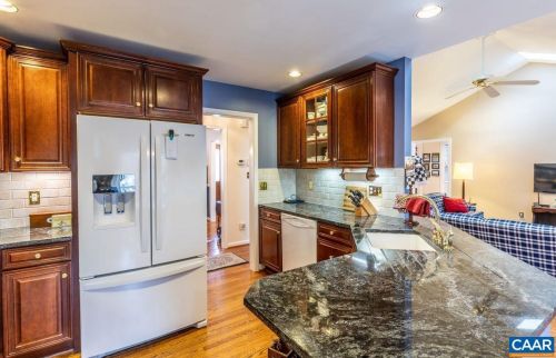 60 Hardwood Rd, Bybee, VA 22963-2230