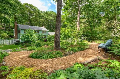 124 Mill Spring Ln, Stamford, CT 06903-1636