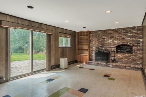 9 Foothill Ln, Elwood NY  11731-4106 exterior