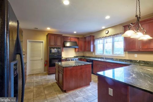 4 Millennium Dr, Columbus NJ  08022-2250 exterior