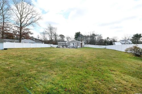 3 Linden Ave, Holtsville NY  11742-2323 exterior