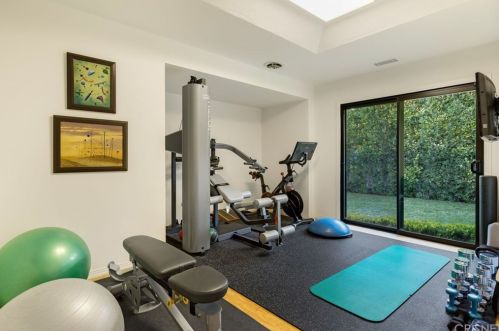 5242 Amestoy Ave, Van Nuys CA 91406-2112 exterior