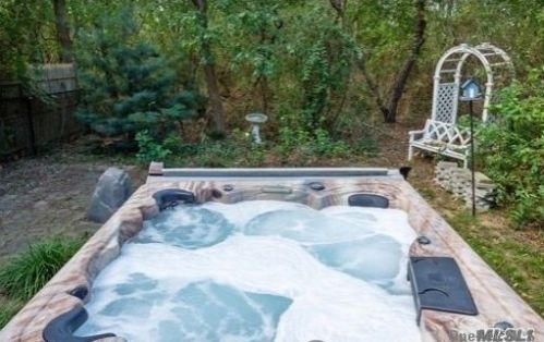 2 Laura Ct, Mount Sinai NY  11766-2360 exterior