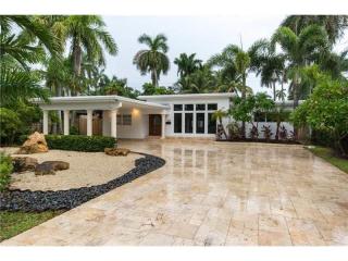827 Southlake Dr, Hollywood FL  33019-1628 exterior