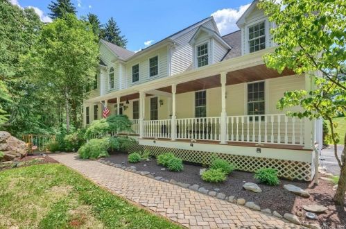 252 Overlook Rd, Poughkeepsie, NY 12603-6238