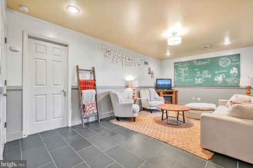 60 Aspen Dr, Mount Joy PA  17552-9512 exterior
