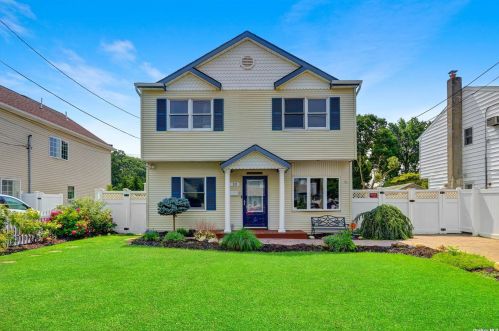 10 Linton Ct, Babylon, NY 11704-6902