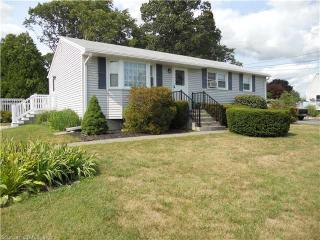 10 Oriole St, Pawcatuck, CT 06379-2320