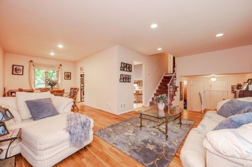 20 Sycamore St, Huntington Station, NY 11747-1618