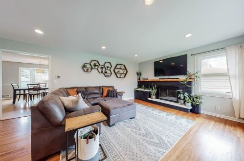 10312 York Ln, Minneapolis, MN 55431-3257