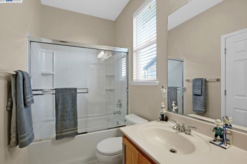 30 Matisse Ct, Oakley CA  94561-1777 exterior