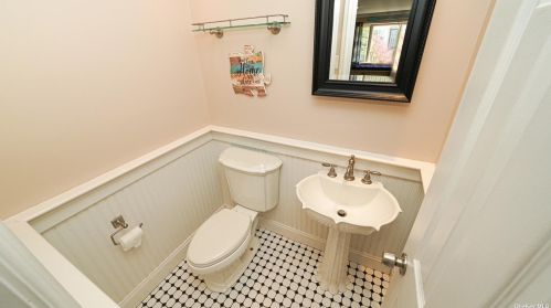 255 Maple St, Islip Manor NY  11751-4801 exterior