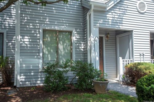 30 Sharon Lynn Blvd, Mohegan Lake, NY 10547-1213